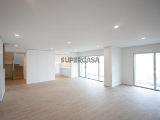 Apartamento T4 duplex com 3 estacionamentos e piscina privativa Areeiro