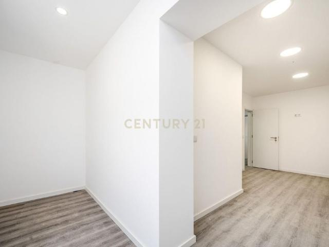 Apartamento T4 Duplex em Queluz, perto do Palácio Nacional, totalmente remodelado e equipado em fase de acabamento
