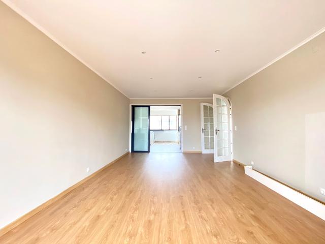 Apartamento T4 Duplex remodelado com vista mar, varandas e terraço em Cascais