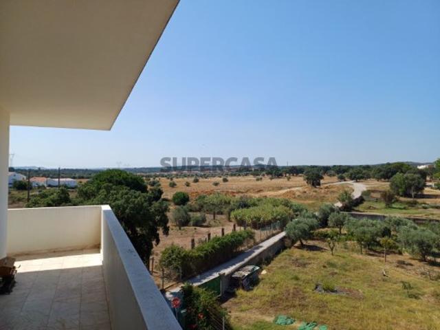 Apartamento T4 com varanda e vista desafogada 5 minutos do centro