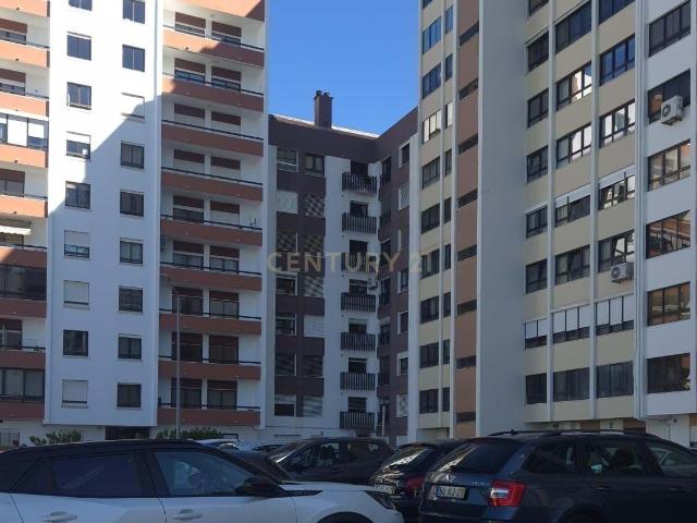Apartamento T4 em Alfragide, Amadora com Vista para o Rio