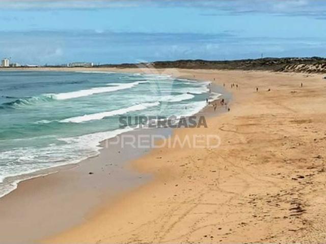 Apartamento T4 em Atouguia da Baleia
