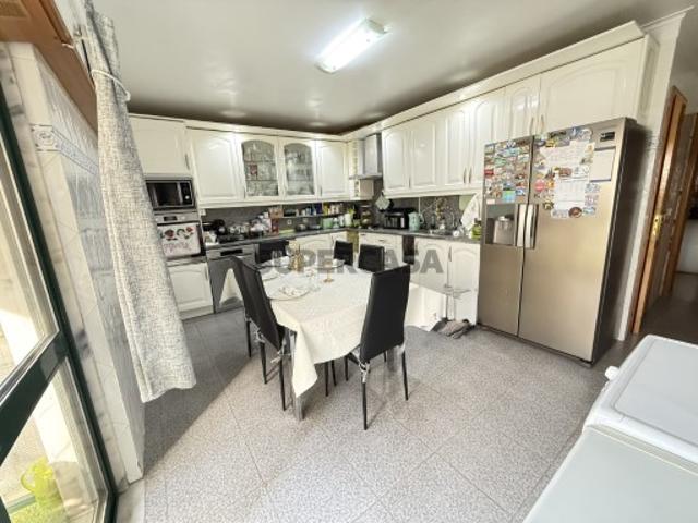 Apartamento T4 em Belas