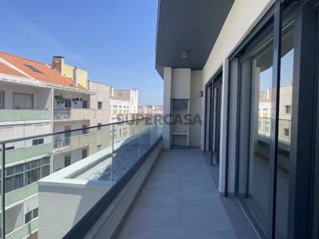 Apartamento T4 em Cacilhas