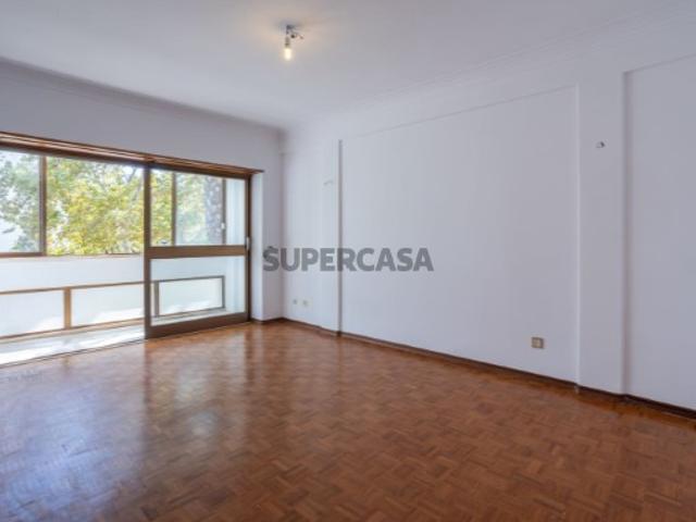 Apartamento T4 em Carcavelos e Parede