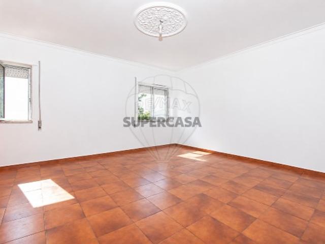Apartamento T4 em Carregado e Cadafais