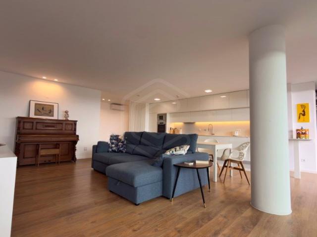 Apartamento T4 em condomínio com duas piscinas, frente para. 126m² Olhão