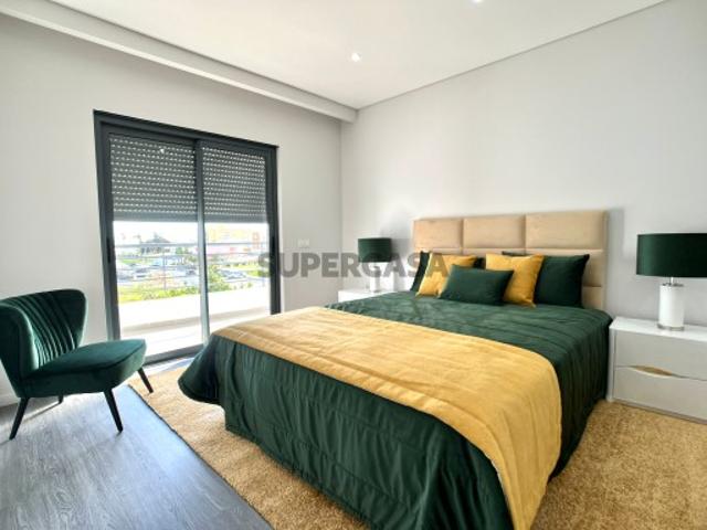 Apartamento T4 em Condomínio com Piscina