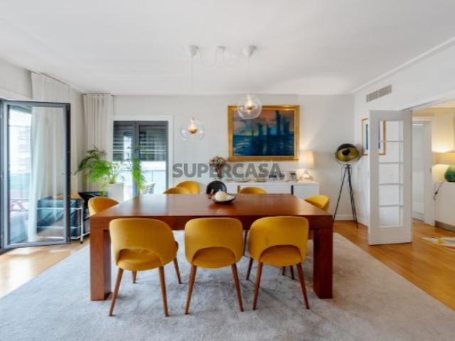 Apartamento T4 em condomínio de luxo privado na Lapa