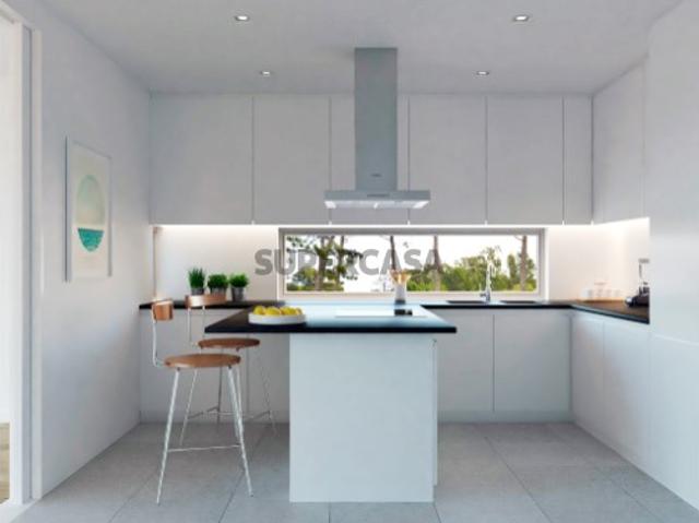 Apartamento T4 em fase de construção, com amplos terraços e piscina em condomínio de luxo no Estoril