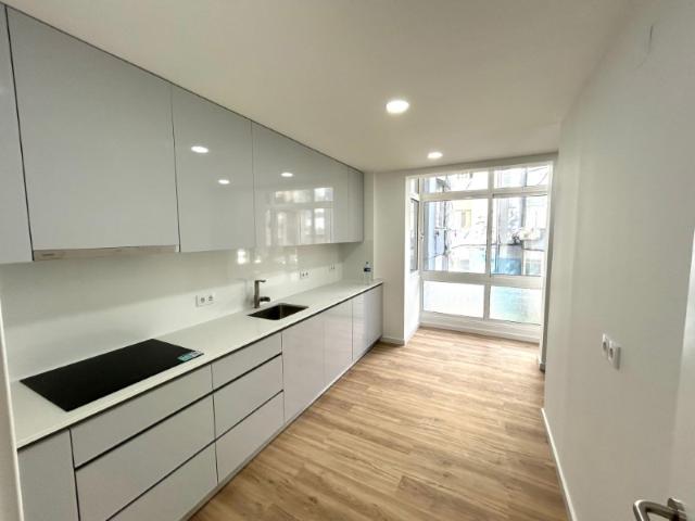Apartamento T4, em fase de Remodelação Total, Olivais