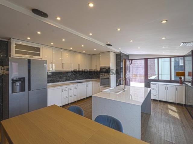 Apartamento T4 em Mafamude