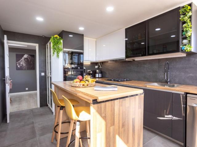Apartamento T4 em Santo António da Charneca Totalmente Remod. 105m² Santo António da Charneca