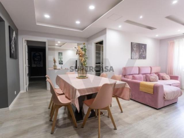 Apartamento T4 em Santo António da Charneca Totalmente Remodelado
