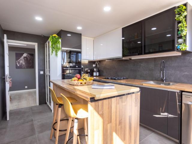 Apartamento T4 em Santo António da Charneca Totalmente Remodelado
