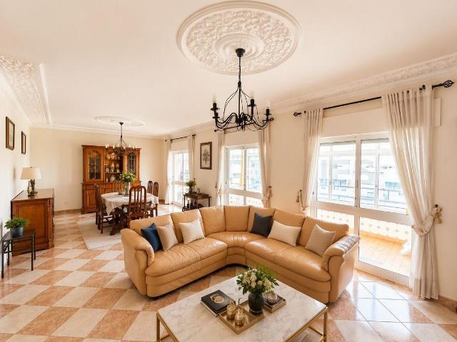 Apartamento T4 Exclusivo em Quarteira, a Cinco Minutos da Pr. 210m² Quarteira