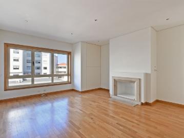 Apartamento T4 junto à Avenida de França Porto