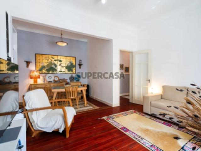 Apartamento T4 junto ao Metro e Jardim da Alameda