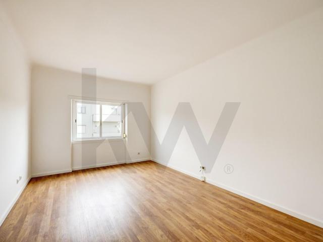 Apartamento T4 localizado na Avenida Dr. António Rodrigues Manito, junto Bairro do Liceu, em Setúbal