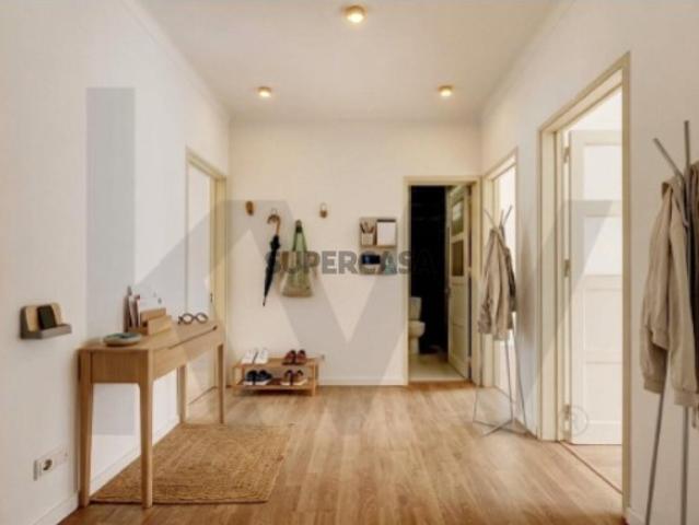 Apartamento T4 localizado na Avenida Dr. António Rodrigues Manito, junto Bairro do Liceu, em Setúbal
