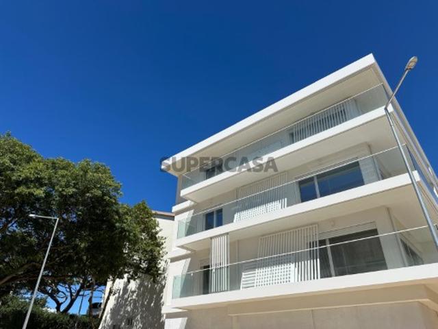 Apartamento T4 localizado em S. João do Estoril