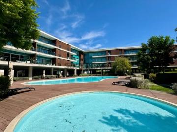 Apartamento T4 Mobilado à Venda em Condomínio Fechado com Piscina