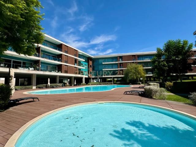 Apartamento T4 Mobilado à Venda em Condomínio Fechado com Piscina