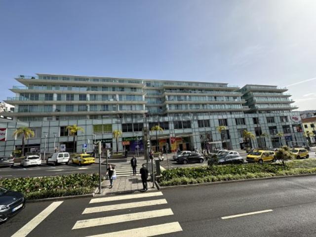 Apartamento T4 mobilado no Edificio Funchal Centrum