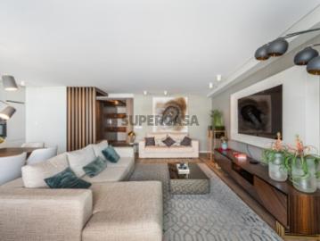 Apartamento T4 na 1ª Linha de Mar Centro da Póvoa de Varzim com uma Vista Deslumbrante