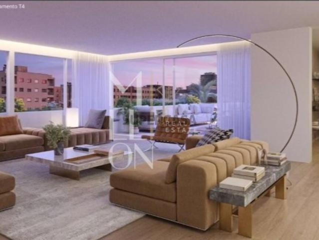 Apartamento T4 na numa das avenidas mais emblemáticas de Matosinhos