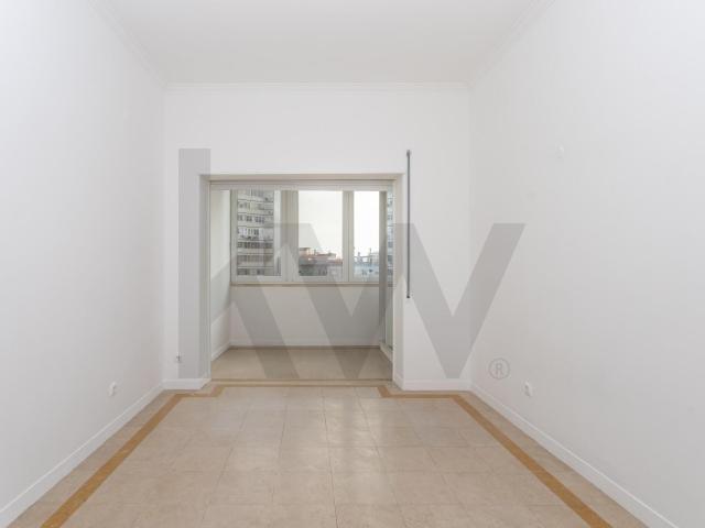 Apartamento T4 na Praça São João Baptista — no centro de Almada