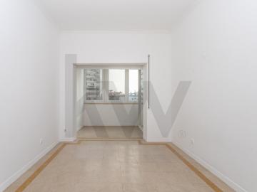 Apartamento T4 na Praça São João Baptista — no centro de Almada