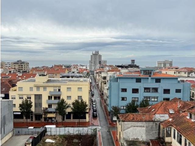 Apartamento T4 no 6º andar no centro de Espinho com vista cidade e mar