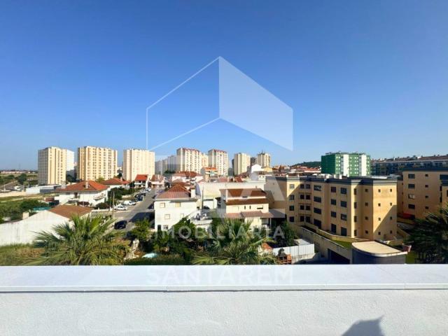 Apartamento T4 no centro do Carregado