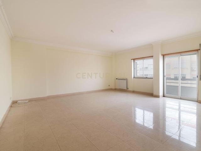 Apartamento T4 no Centro de Odivelas com Parqueamento para 3 Viaturas