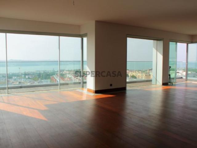 Apartamento T4 no Restelo | Vista Tejo | Rooftop com Piscinas | Sky Restelo | Lisboa