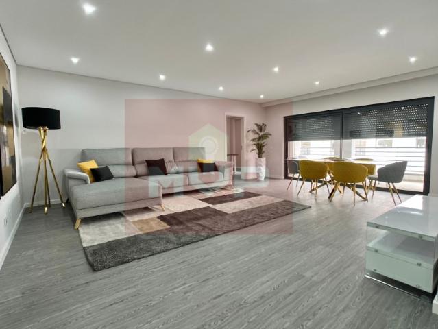 Apartamento T4 novo com estacionamento e piscina Olhão