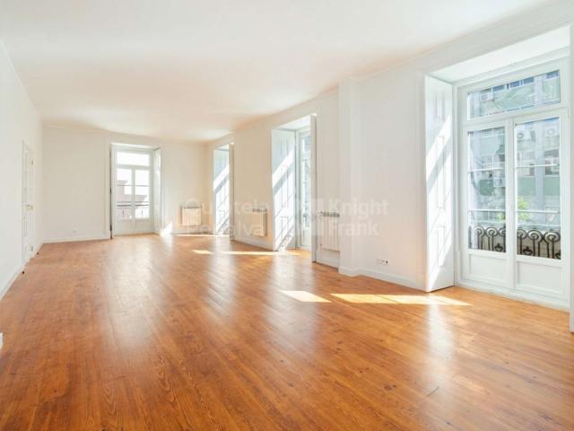 Apartamento T4 para arrendamento em Santo António, Lisboa