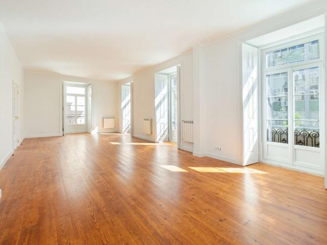 Apartamento T4 para arrendamento em Santo António, Lisboa