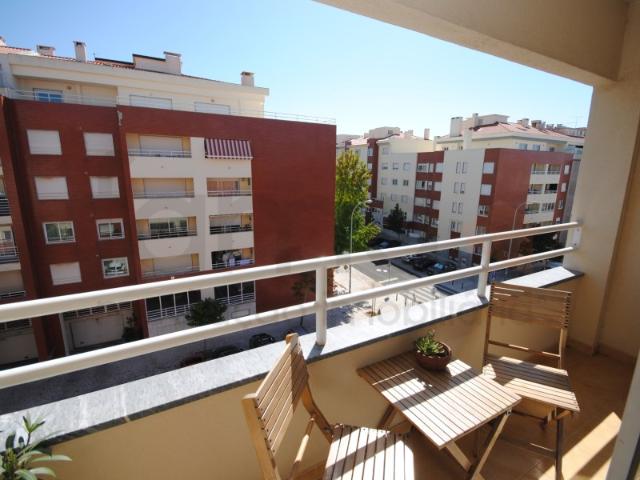 Apartamento T4 para Arrendar com Box Parque São Domingos