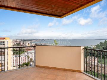 Penthouse T4 para arrendar com garagem e vista Rio em Setúbal