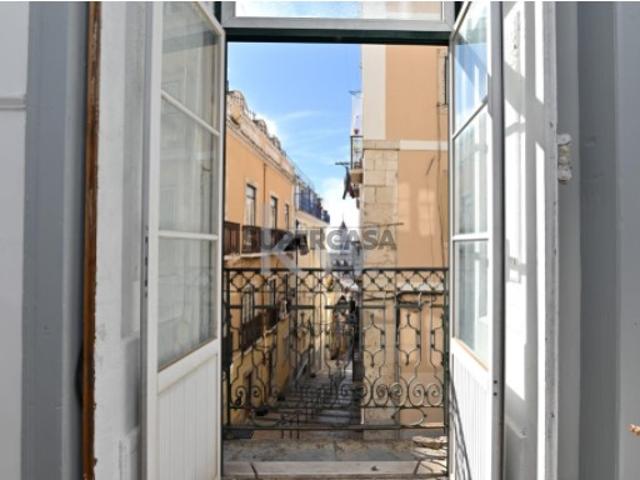 Apartamento T4 para Recuperar na Bica, Misericórdia Localização Única no Coração de Lisboa