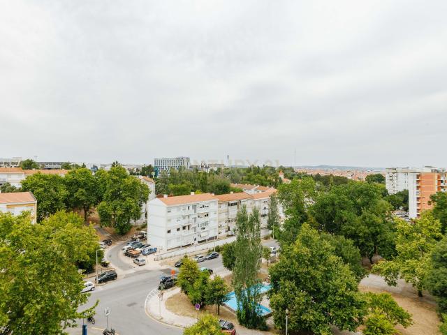 Apartamento T4 para Remodelação nos Olivais, Lisboa Oportunidade Única