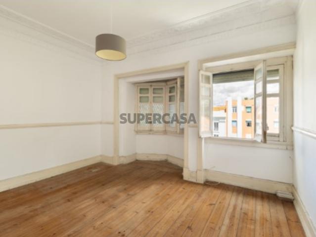 Apartamento T4, para remodelação total, em Arroios, Lisboa