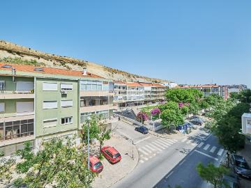 Apartamento T4 para remodelação total em Santo António da Caparica