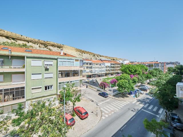 Apartamento T4 para remodelação total em Santo António da Caparica