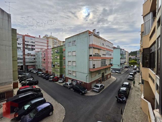 APARTAMENTO T4 PARA RENOVAR EM ODIVELAS