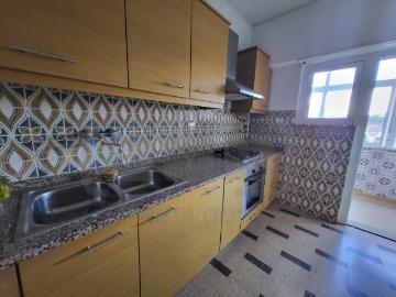 Apartamento T4 parcialmente mobilado e equipado no centro de Tomar