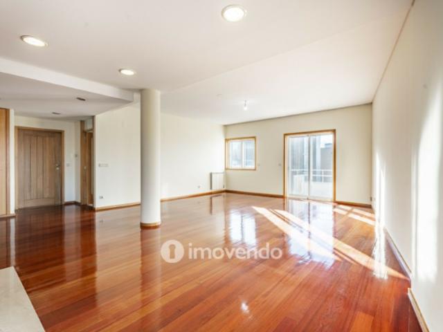 Apartamento T4 pronto a habitar, com garagem, em Braga