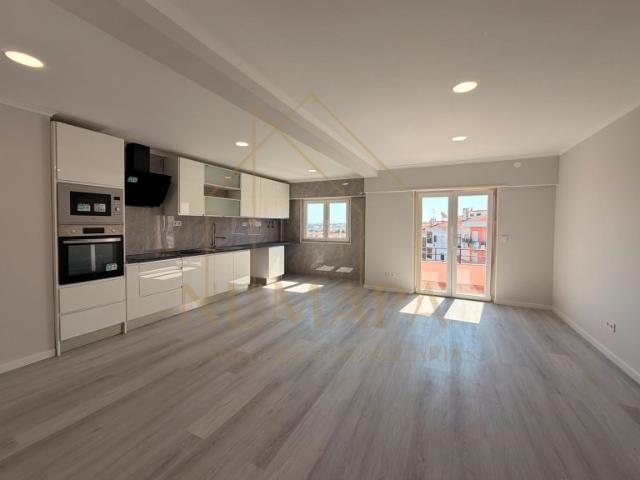 Apartamento T4 remodelado na Amora